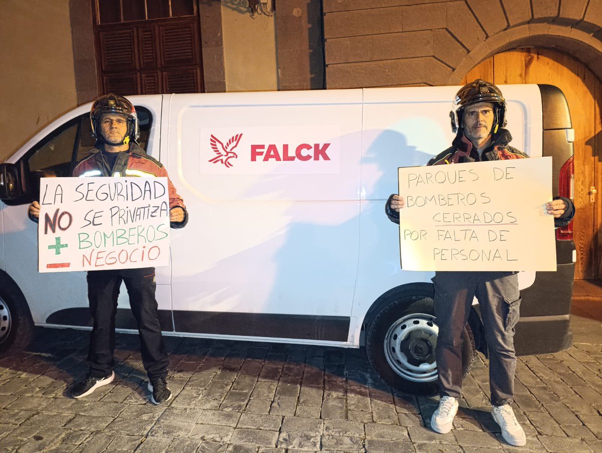 bombLPAenlucha's tweet photo. Compañeros defendiendo nuestro trabajo ante el intento de privatizar parte de @BomberosLPA por parte del @aytolpgc El concejal @Josuio y la alcaldesa @CarolinaDarias ya no pueden caer más bajo. https://t.co/8dKSftTbf7