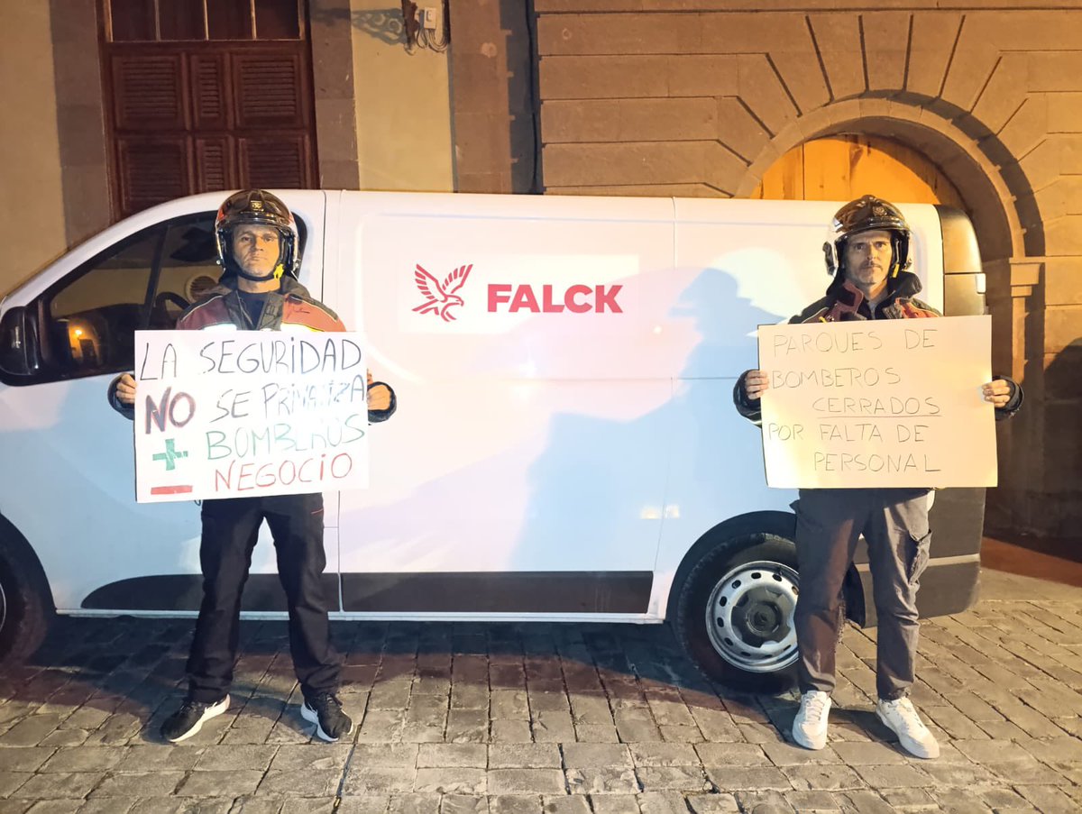 bombLPAenlucha's tweet photo. Compañeros defendiendo nuestro trabajo ante el intento de privatizar parte de @BomberosLPA por parte del @aytolpgc El concejal @Josuio y la alcaldesa @CarolinaDarias ya no pueden caer más bajo. https://t.co/8dKSftTbf7
