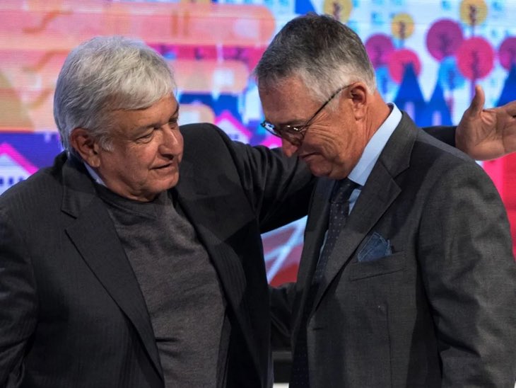 Ambos hacen de la pobreza un negocio.
Ambos son bullys vulgares sin escrúpulos.
Ambos evaden impuestos, solo que uno finge que gana 200 pesos y no tiene tarjetas.

México, date cuenta.