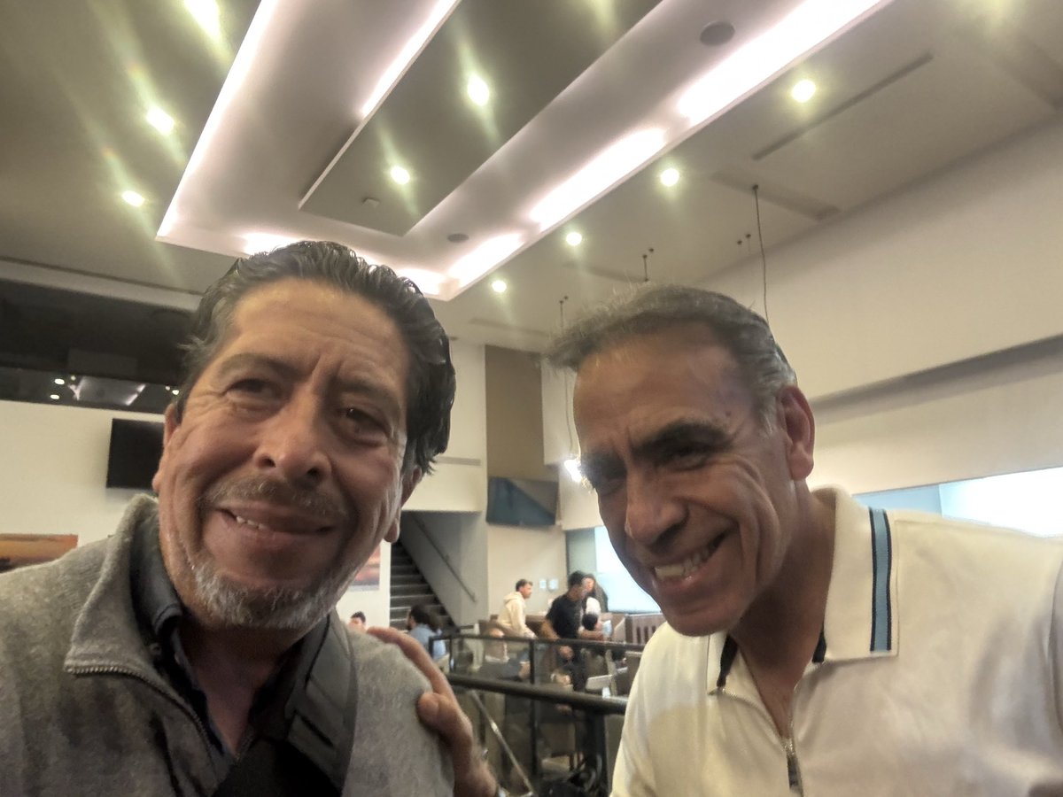 chavadav's tweet photo. @quiquegaray Buenas tardes Sr Garay , anoche me atreví a molestarlo en el aeropuerto por una foto, gracias por su amabilidad y espero su vuelo haya sido placentero, saludos y de nuevo gracias por su amabilidad https://t.co/MxGC6fZ5GZ