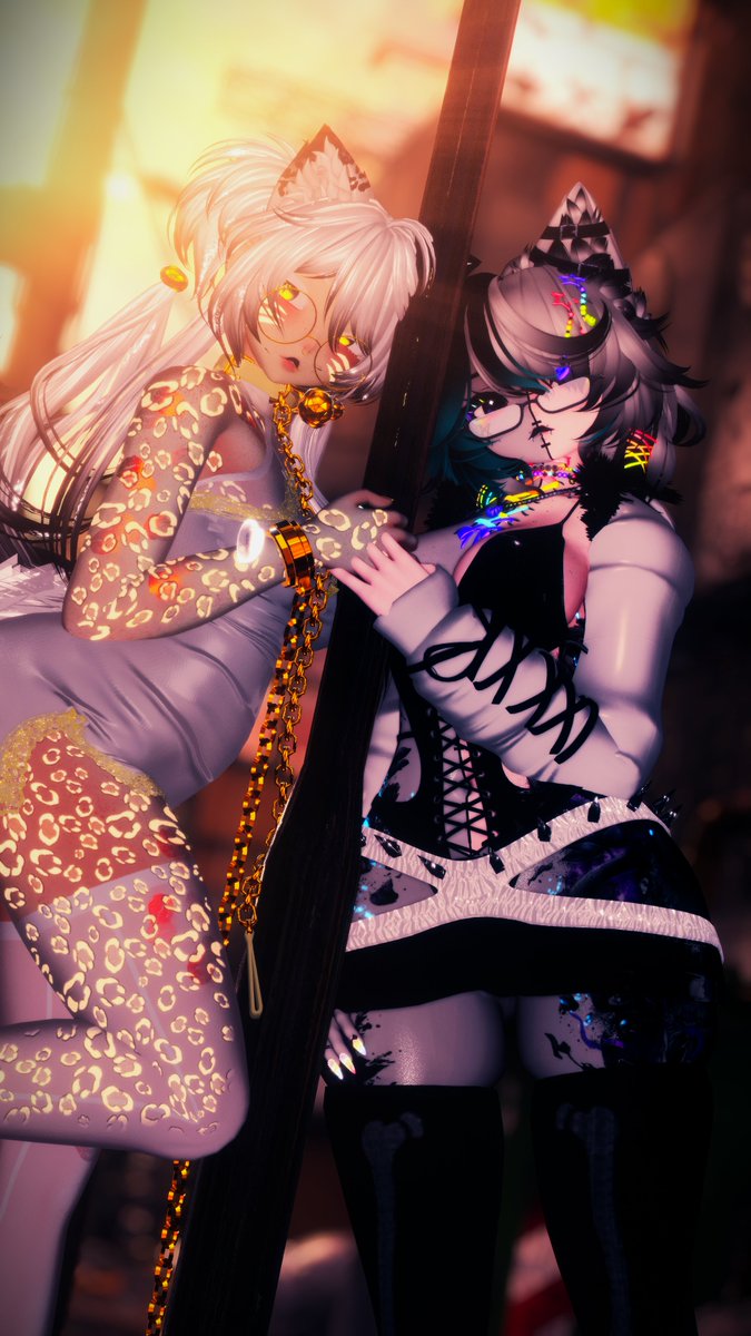 cynnamonz's tweet image. They say opposites attract, wouldnt you agree @GaomiVR ?

#VRChat 
📸 by @squirtnnjuice