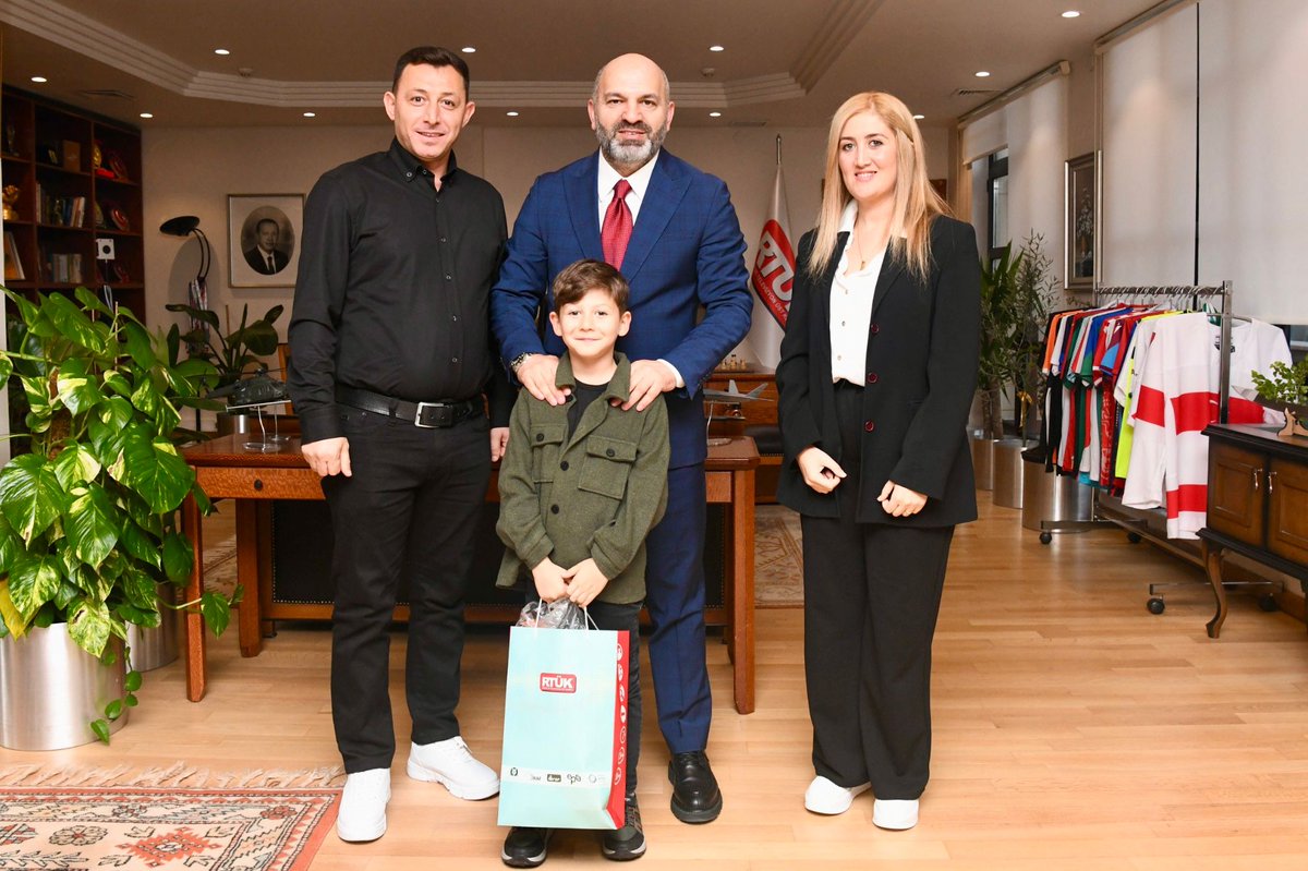 Radyo ve Televizyon Üst Kurulu Üyesi Sayın Hasan Davulcu’ya nazik kabulleri ve misafirperverlikleri için teşekkür ederiz. Ailemize gösterdiğiniz ilgi ve ayırdığınız kıymetli zaman için şükranlarımızı sunarız.