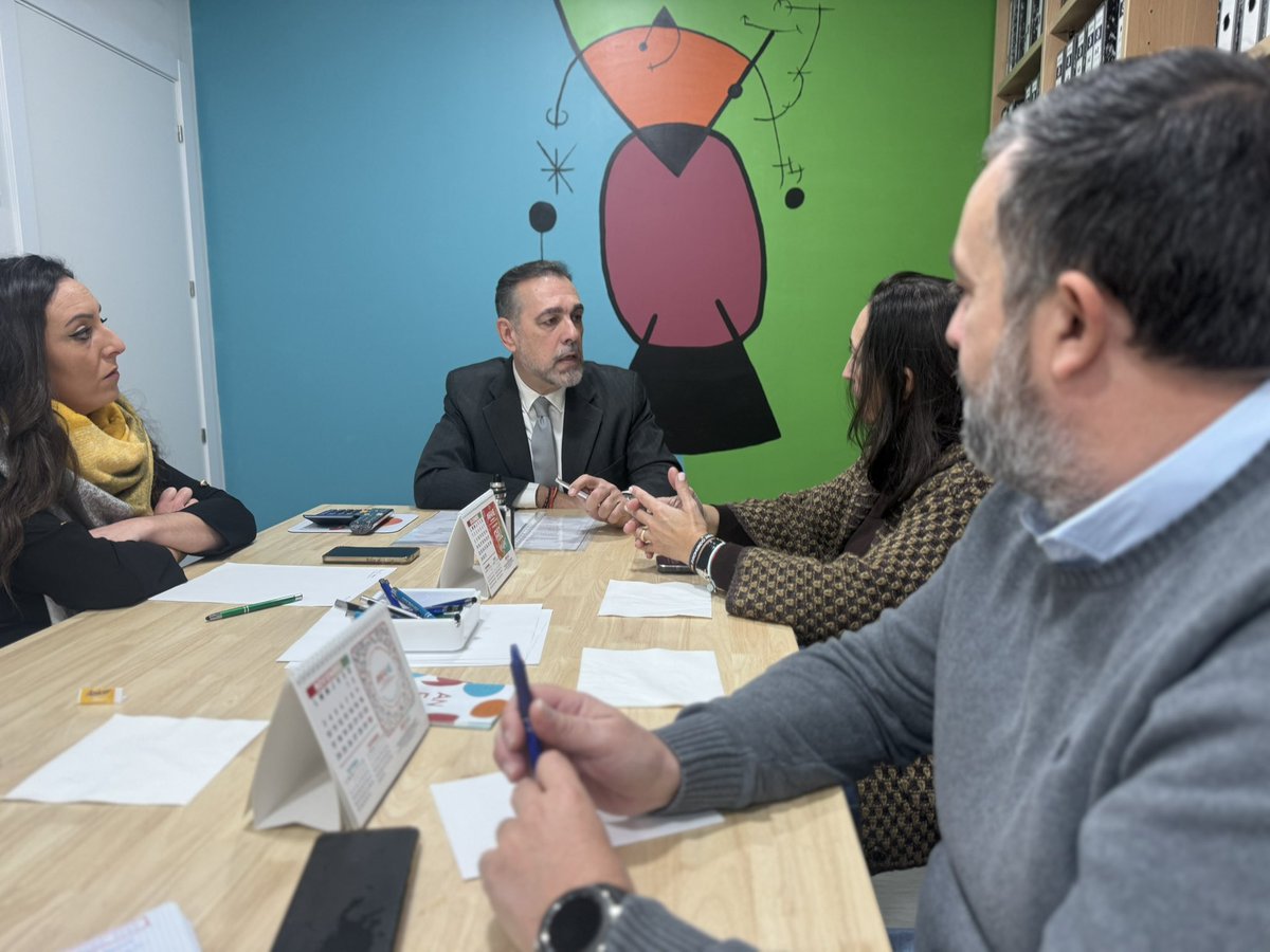 VoxCordoba's tweet photo. 🏠 VIVIENDA = DIGNIDAD

Reunión con @anfane2015 , entidad reconocida en la Gala VOX Córdoba.

Hoy muchas personas no tienen hogar.
Y sin implicación real de la administración, no hay soluciones.

🤝 Asociación + Administración = resultados
❌ Promesas
✅ Viviendas y ayuda real https://t.co/0bzNENmOnI