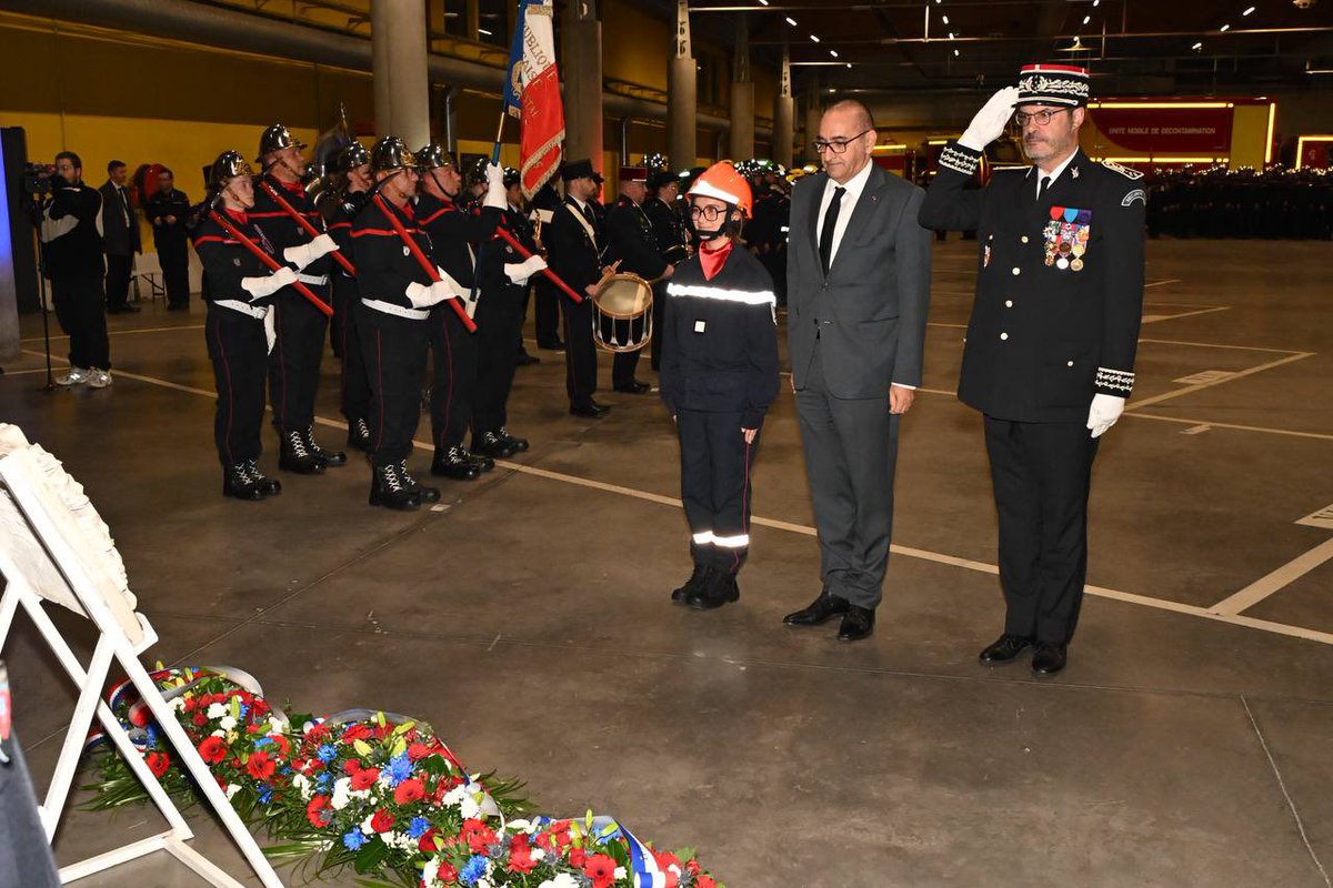 Aux côtés du ministre de l’Intérieur <a href="/NunezLaurent/">Laurent Nuñez</a> dans le Cher pour célébrer la Sainte-Barbe et honorer l’ensemble sapeurs-pompiers du <a href="/SDIS_18/">SDIS18</a> et de France.
Cette année, 10 sapeurs-pompiers sont décédés dans le cadre de leur mission, nous n’oublions pas leur sacrifice.