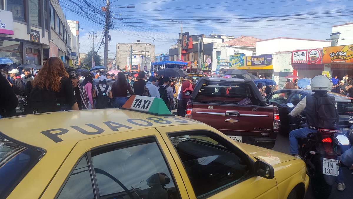 Muy bonitos los controles en la Av Naciones unidas, pero y ¿Por qué no controlan los alrededores de la universidad central? <a href="/AMT_Quito/">AMTQuito</a> <a href="/amcquito/">Agencia Metropolitana de Control</a> <a href="/PoliciaEcuador/">Policía Ecuador</a>
