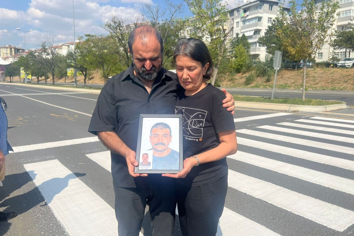 Trafik cinayetinde yitirdikleri Hürcan Bulur’un anısını kurduğu vakıfla yaşatan aile, acıyı umuda dönüştürdü. ,

Gençlere burs sağlayan ve Hozat’ta yaşam merkezi hedefleyen vakıf, adalet mücadelesini 5 Aralık’taki dayanışma konseriyle Ankara'da büyütüyor.

Hürcan’ın babası Veysel