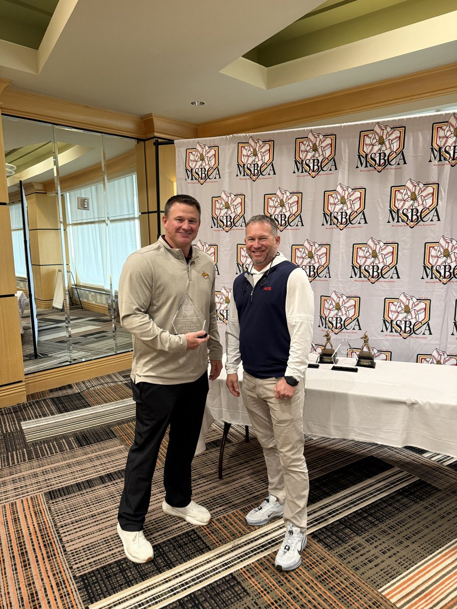 Handing out the hardware 🧵

JUCO Coach of the Year:

Michael Avalon, Pearl River CC