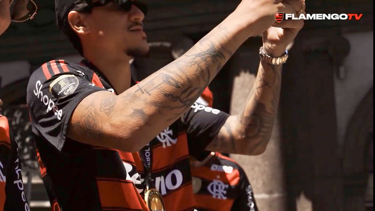 tisthedamnat's tweet image. te entendo, ídolo… eu também estaria completamente arrepiada vendo a nossa torcida 

@Pedro9oficial ❤️🖤