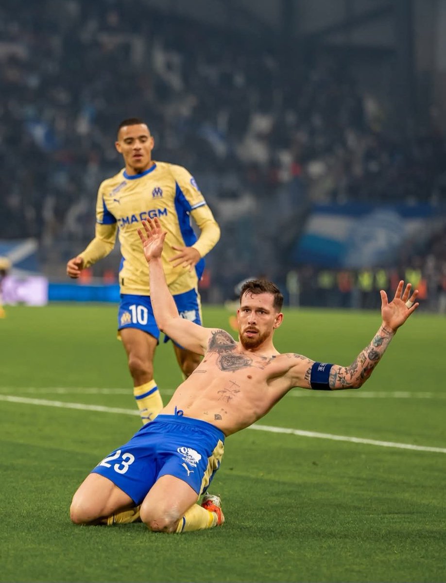 OM_Fada_'s tweet photo. Il a attrapé froid quand il a enlevé son maillot bordel de merde https://t.co/RfEsnLC2Ag