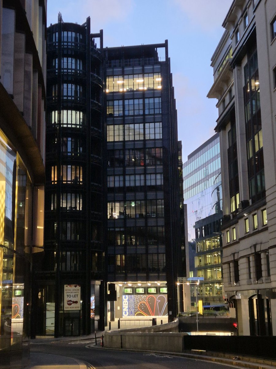 Evassential's tweet photo. The Fleet Street Quarter BID is a business improvement district that represents over 350 businesses in a 43-hectare area of London, centered on Fleet Street. Even with economic uncertainty, the City of London stay resilient and welcoming—Sunday's scene is full of city charm. https://t.co/ccFRxQ4zua