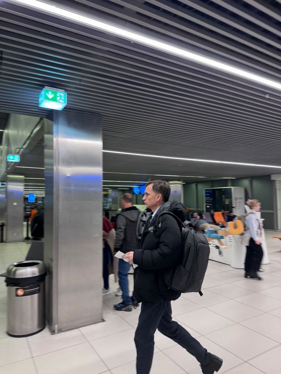 Jest w stanie krytycznym. W plecaku musi nosić respirator od Szumowskiego.