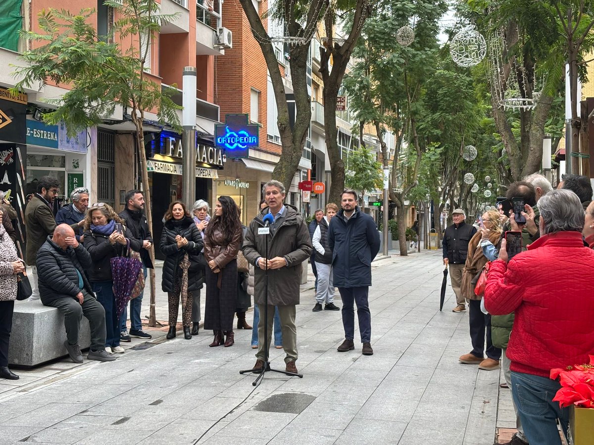 Hoy empieza la campaña electoral en Extremadura. Feijóo del PP ha acudido a Don Benito. Se nota la ilusión entre su electorado.
