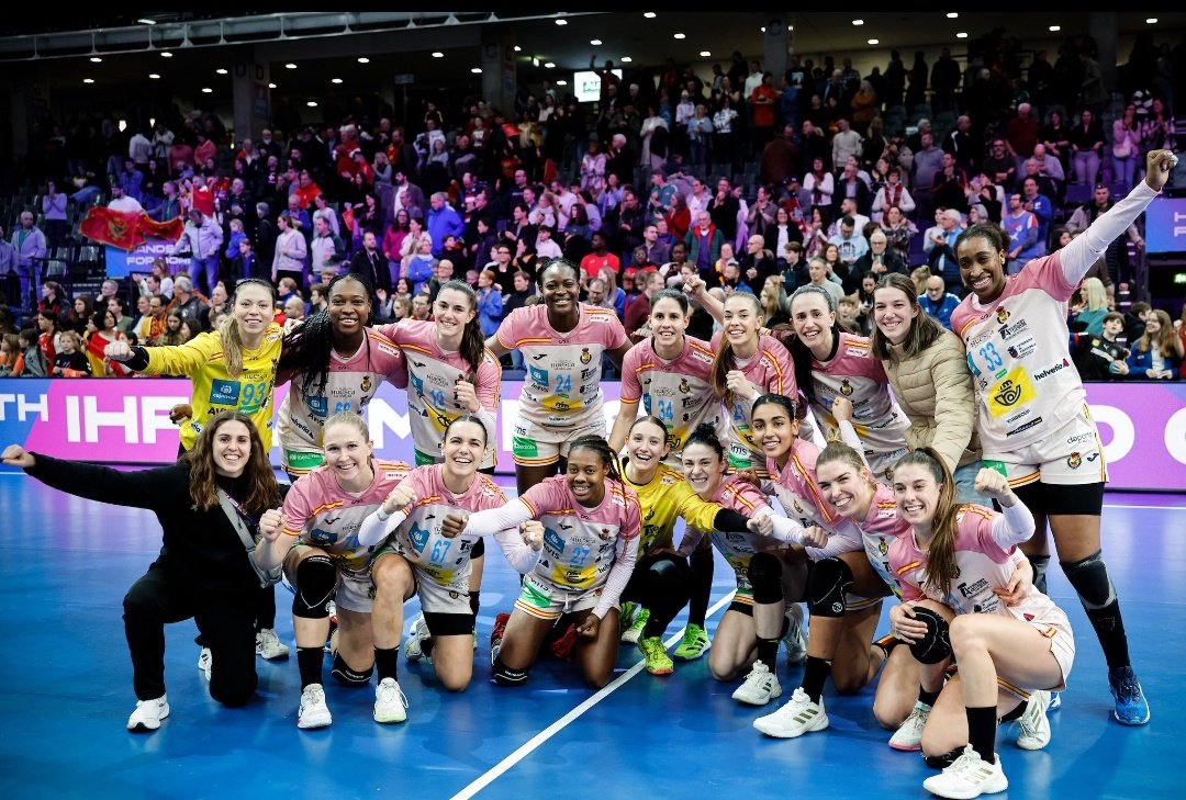 #GERNED2025 - J2 Fase Principal 

🇮🇸ISLANDIA 23-30 ESPAÑA🇪🇸

Las #Guerreras remontan el 19-16 para gripar el motor nórdico con un parcial de 1-13 y seguir aferradas a la matemática para soñar... 

6️⃣ goles <a href="/lyyndiiee/">LYNDIE TCHAPTCHET</a>. 

📸 Jure Erzen / Kolektiff 
twitch.tv/DeporteCienPor…