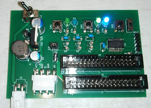 ドライブ0にディスクを挿入した状態
青LEDがクランプ、緑LEDがイジェクトマスク
PICのプログラムはちゃんと動いているような気がする