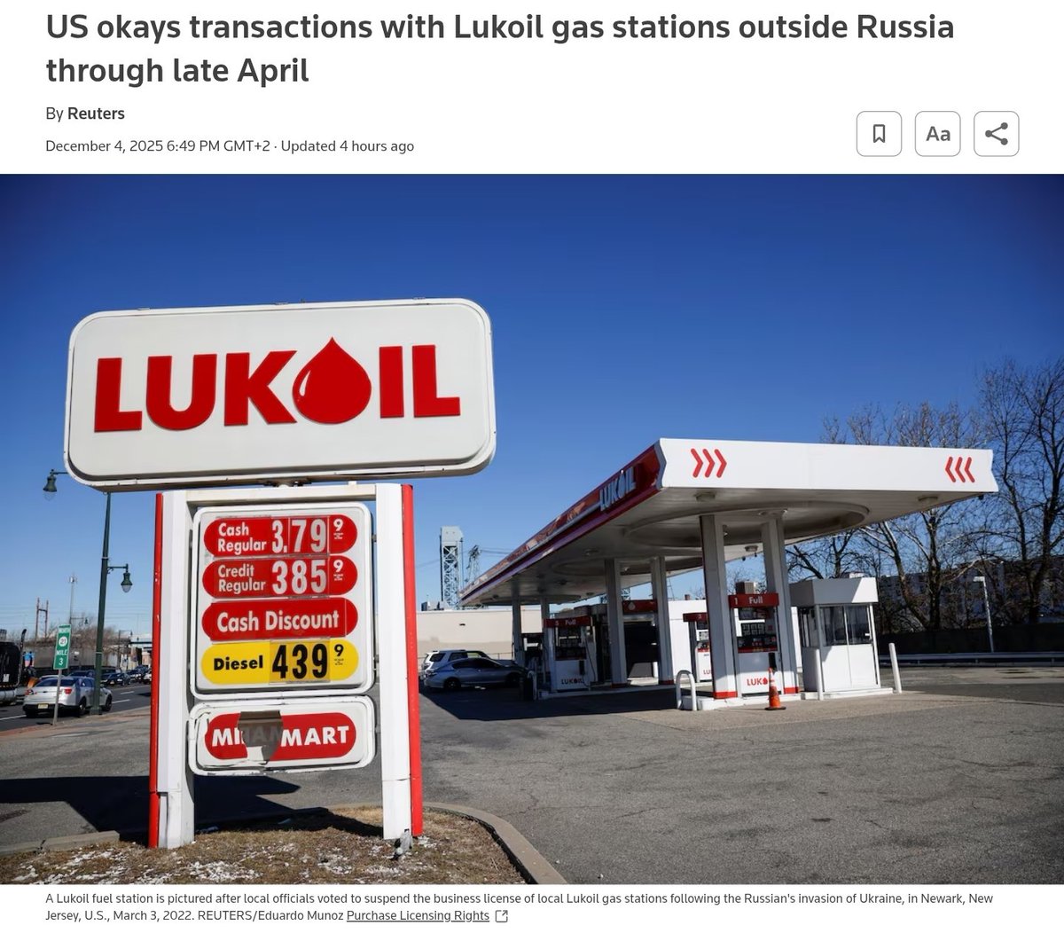 Всім, хто молився на Трампа як на "людину, що ввела санкції на російську нафту".

"США на певний термін зняли частину санкцій проти "Лукойл"", — повідомив Мінфін США.

Генеральна ліцензія дозволяє АЗС компанії за кордоном працювати без будь-яких обмежень до квітня 2026 року.