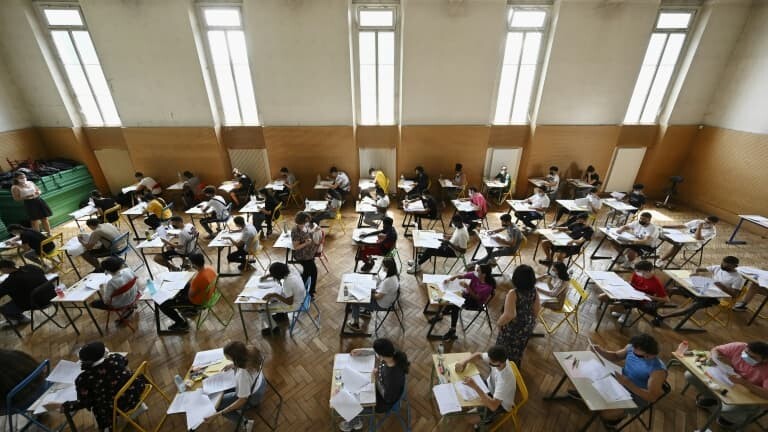 BFMTV's tweet image. Les règles du bac vont se durcir: le ministre de l'Éducation annonce qu'"aucun repêchage ne sera possible en dessous de 8/20"
l.bfmtv.com/YEY9