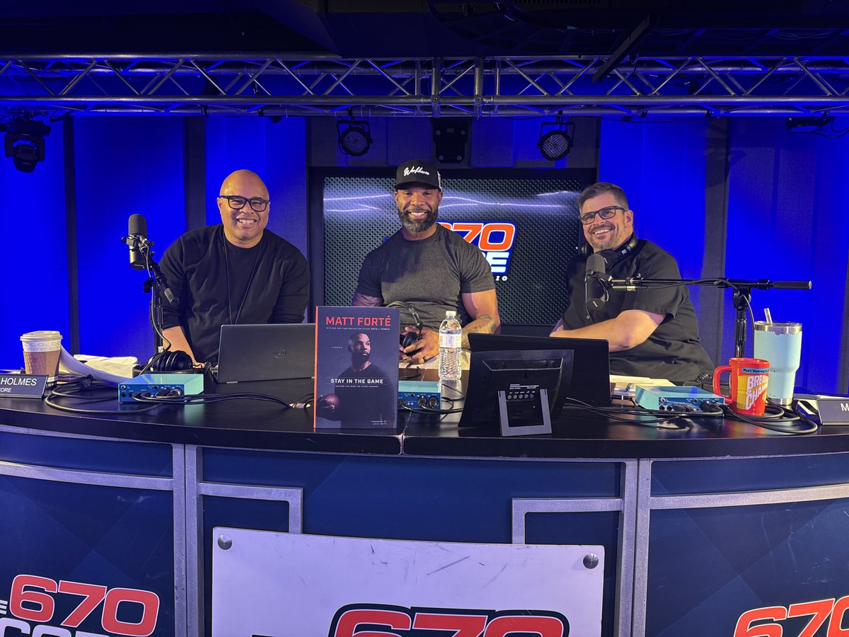 thescorechicago's tweet photo. The man of the hour @MattForte22 is in-studio with @SpiegsAndHolmes right now talking #Bears and his book "Stay in The Game" live from the @BCBSM Performance Studio!

Tune in:
📺https://t.co/0PE8kRAS8o
🎧https://t.co/6JOLSzmHQG https://t.co/jZyYcJXY0S