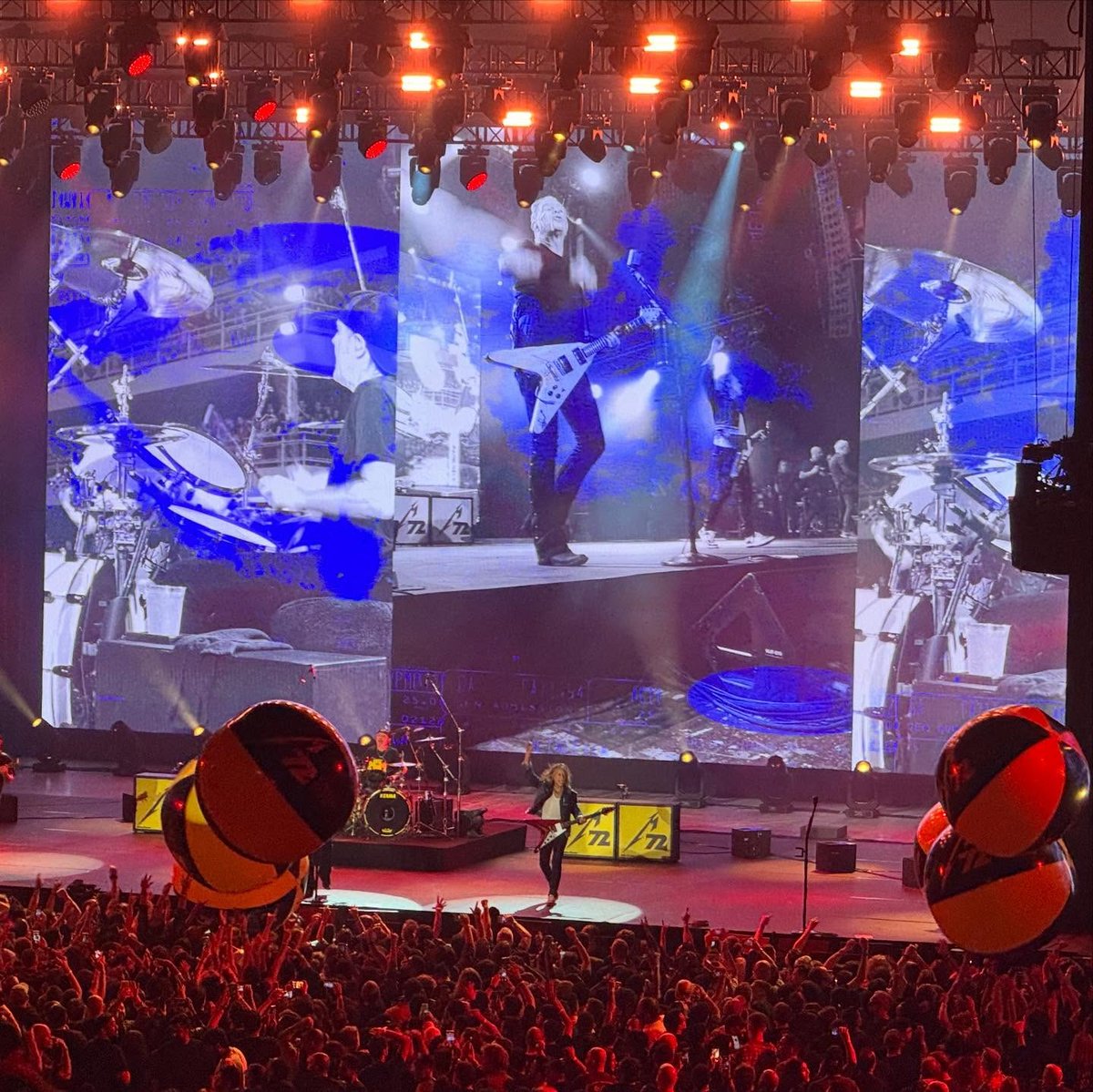 chileanhorsemen's tweet image. #M72Bahrain🟡
Ayer miércoles 3  fue el recital en el Beyon Al Dana Amphitheatre 🇧🇭
Sin sorpresas en el set list con un show especial para los fans de este rincón del mundo. 

Ahora los jeques del metal se van a la hipnótica Abu Dhabi.

#TheChileanHorsemen
#LocalChapter78