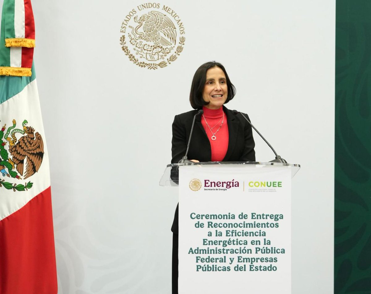 SENER_mx's tweet photo. 👉🏼 Hoy en la #SENER, se llevó a cabo la Ceremonia de Entrega de Reconocimientos 🏅 a la #EficienciaEnergética ⚡ en la Administración Pública Federal y Empresas Públicas del Estado, presidida por la Secretaria de Energía @LuzElena_GE, la Directora de @CFEmx, @EmiliaCallejaA; el Director de @Pemex, Víctor Rodríguez Padilla, el Titular de @Tu_IMSS, @zoerobledo y el Director de @CONUEE_mx, @ijnares.

Este distintivo reconoce a dependencias, entidades y empresas que realizan un uso eficiente de la energía, que durante todo el año han reducido y optimizado su consumo de electricidad 💡; logro indispensable dentro del nuevo modelo energético mexicano ⚡🇲🇽  liderado por la Presidenta @Claudiashein 👩🏻‍💼.