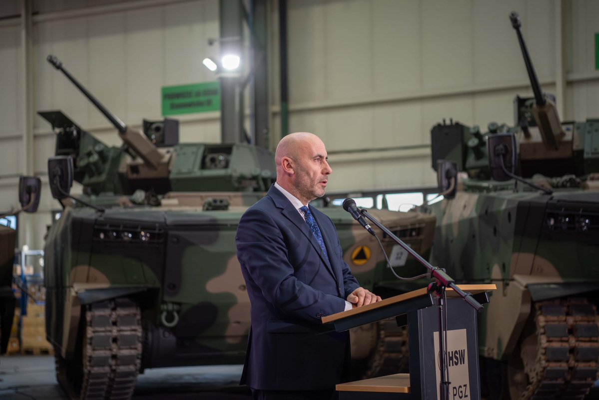 🇵🇱🫡
❗️Po 9 miesiącach od podpisania pierwszej umowy wykonawczej przekazujemy żołnierzom pierwszych 15 Borsuków - najnowocześniejszych w swojej klasie pływających bojowych wozów piechoty. Mówię to z nieukrywaną dumą, bo Borsuki to wynik prac polskiego przemysłu obronnego.