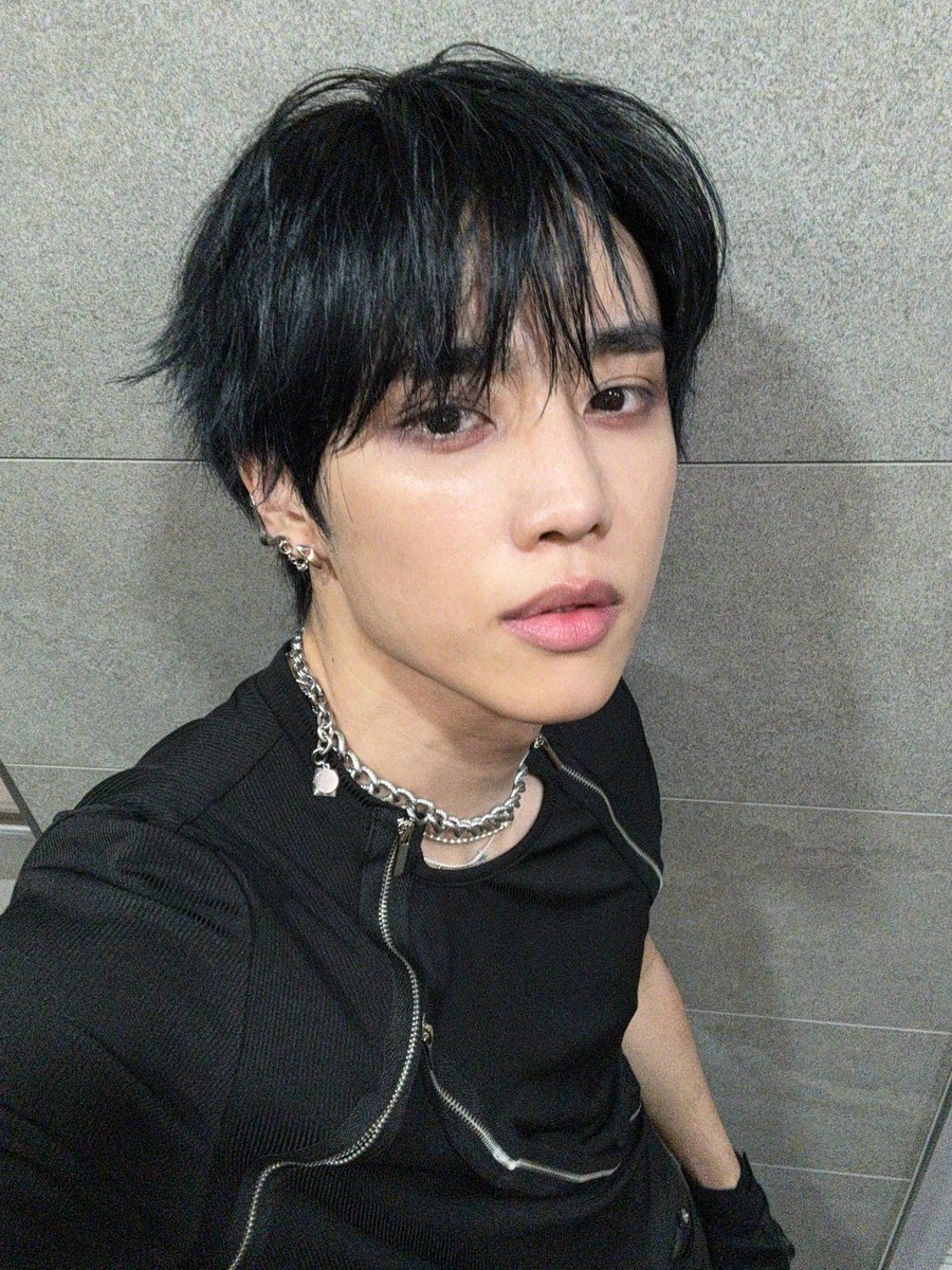c0bquette's tweet photo. stylish too much 
#TheBShot◡̈  #TBSD #DeobiSelcaDay #TheBSelcaDay #theboyz #deobi #다보이즈 #SUNWOO #선우 @THEBOYZ_officl https://t.co/znAjbi1zIt