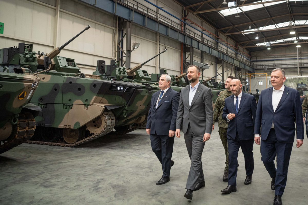 🇵🇱🫡
❗️ BWP Borsuk może być hitem eksportowym polskiego przemysłu zbrojeniowego. Tak jak jest nim dzisiaj PIORUN. Przyszły rok będzie rokiem promocji eksportowej Borsuka na świecie - stwierdził <a href="/KosiniakKamysz/">Władysław Kosiniak-Kamysz</a> <a href="/MON_GOV_PL/">Ministerstwo Obrony Narodowej 🇵🇱</a> <a href="/nowePSL/">🍀 PSL</a>