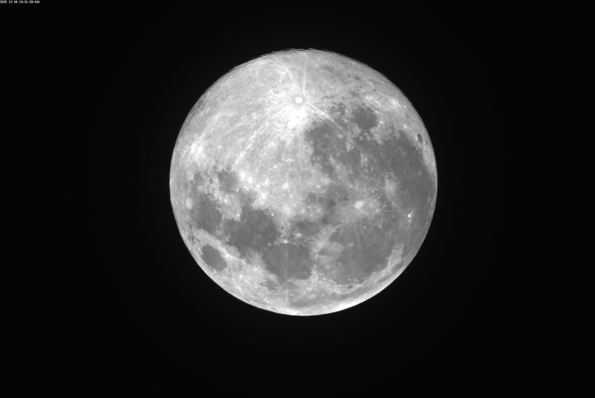 Hamoriii_'s tweet photo. Super Cold Moon

Telescope : Founder Optics Draco62 Quintuplet
Camera : ZWO ASI183MC Pro
Mount : Ioptron HEM 27

Location : Bengkulu, Indonesia
Time : 5 December 2025 02:43 WIB / 4 December 2025 19:43 UTC

#supercoldmoon
#moon https://t.co/gngOtPmqNg