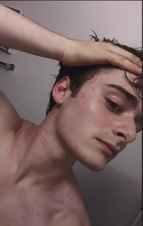 Queridinho do momento, Noah Schnapp fala sobre as filmagens do intenso final do volume 1 de "Stranger Things":

"Naquele dia, eu gritei tanto que acabei estourando todos os vasos sanguíneos do meu rosto e do meu corpo. 

Eles me mantiveram lá [no set, gritando] por umas duas