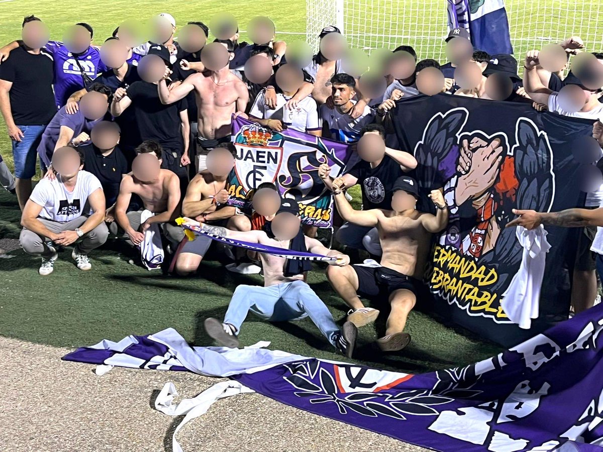 Cuando el barco se hundía, tú agarraste el timón y nos llevaste hasta aquel ansiado ascenso.  
Eso no se olvida nunca.

Gracias por defender este escudo, como muy pocos lo han hecho.

Siempre serás uno más del Fondo Norte.  
Jaén será siempre tu casa, <a href="/oscarlf_/">Oscar Lozano</a> .