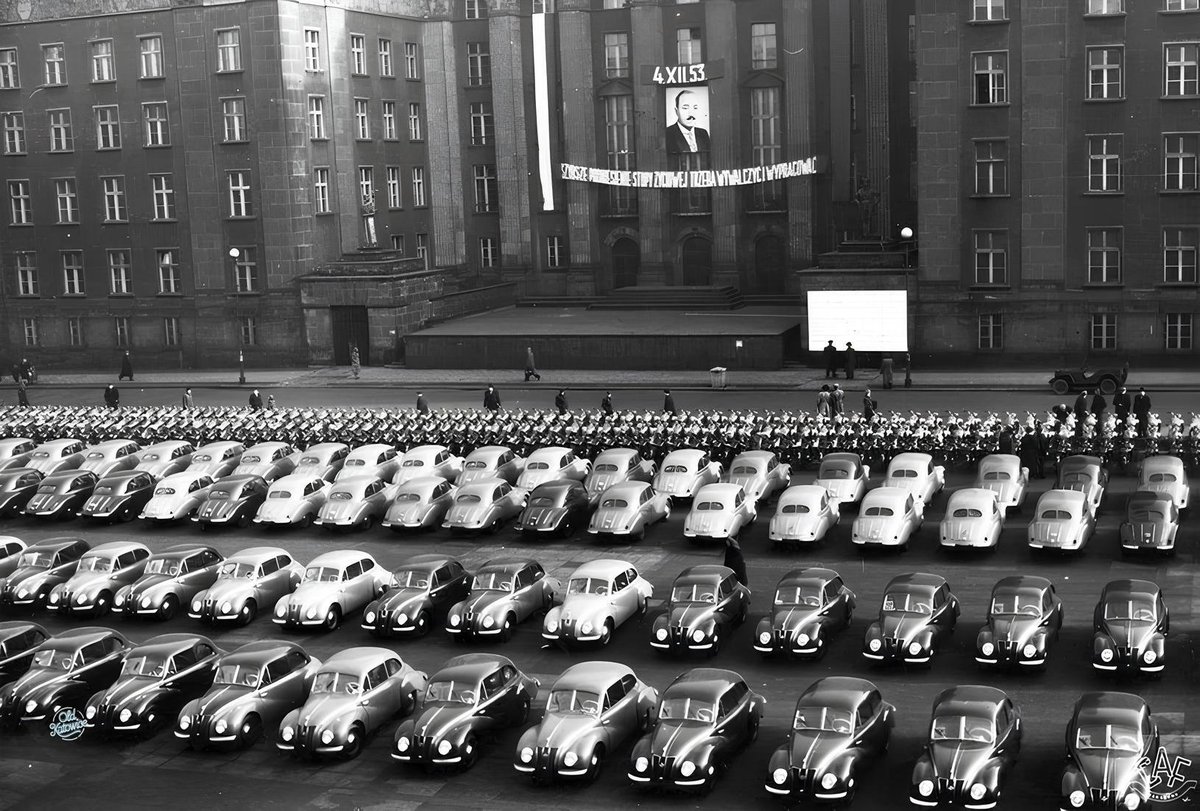 Today is Barbórka - the day of St Barbara, patron saint of miners. In communist Poland, miners were the most revered profession. Here's a 1953 celebration in Katowice. Rows or cars (East German EMW F9) and motorbikes are waiting to be awarded to most prolific miners ("przodownicy