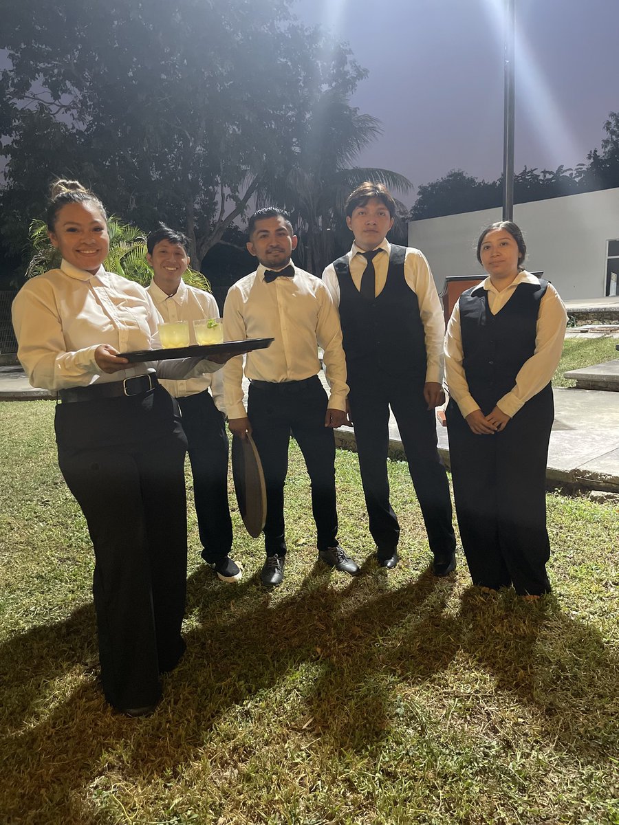 Los estudiantes de 10° cuatrimestre de la Licenciatura en Gastronomía presentaron una elegante cena , preparada especialmente para sus familiares y profesores.
La velada fue un espacio para demostrar las habilidades, la creatividad y el dominio técnico que han desarrollo.