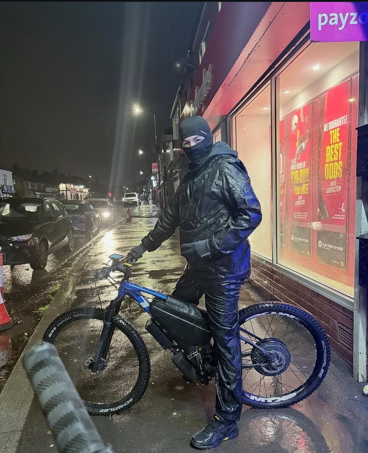 TylerSin01's tweet image. Get on the floor and kiss my sweaty damp feet like a good boy 😂#findom