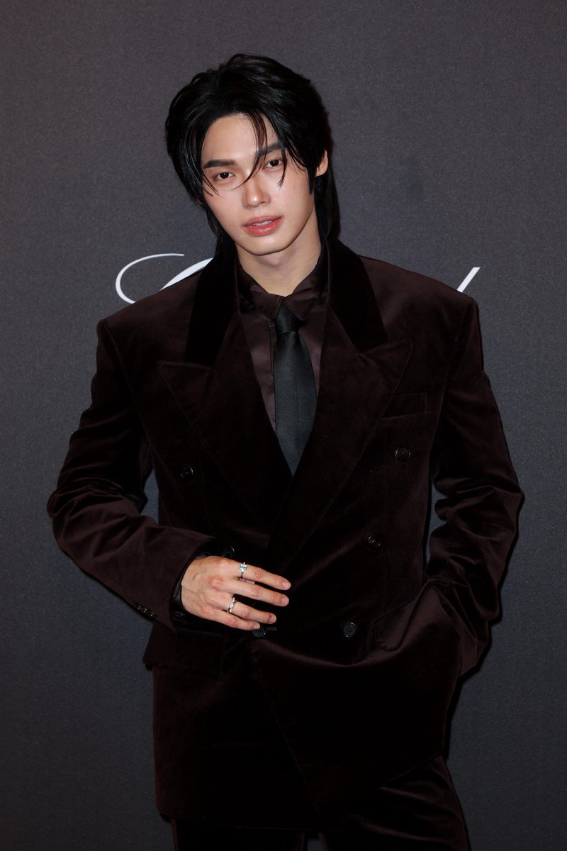 FashionHerald's tweet photo. Thai artist Win Metawin  on the red carpet during the opening of the fifth edition of the Red Sea International Film Festival, wearing an elegant brown velvet suit in a classic, sophisticated look.
#RedSeaIFF25 #winmetawin #RedSeaIFF25xWIN https://t.co/jPbJxi5MRZ