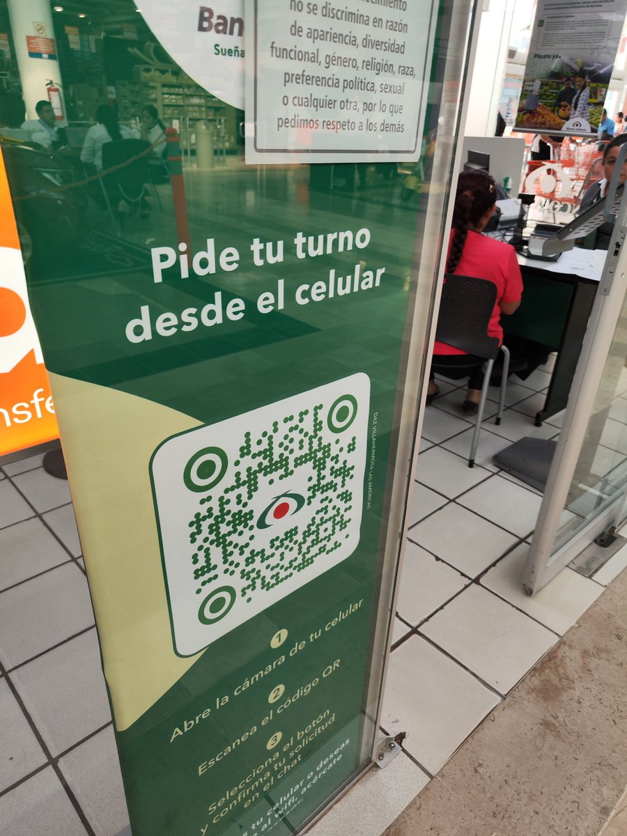 AriBlardoni's tweet photo. @RicardoBSalinas Tio, tienes estas cosas para nada. Una hora viendo asesores entrando y saliendo pa que me atendieran fuera de sucursal. https://t.co/oWfjxGNahD
