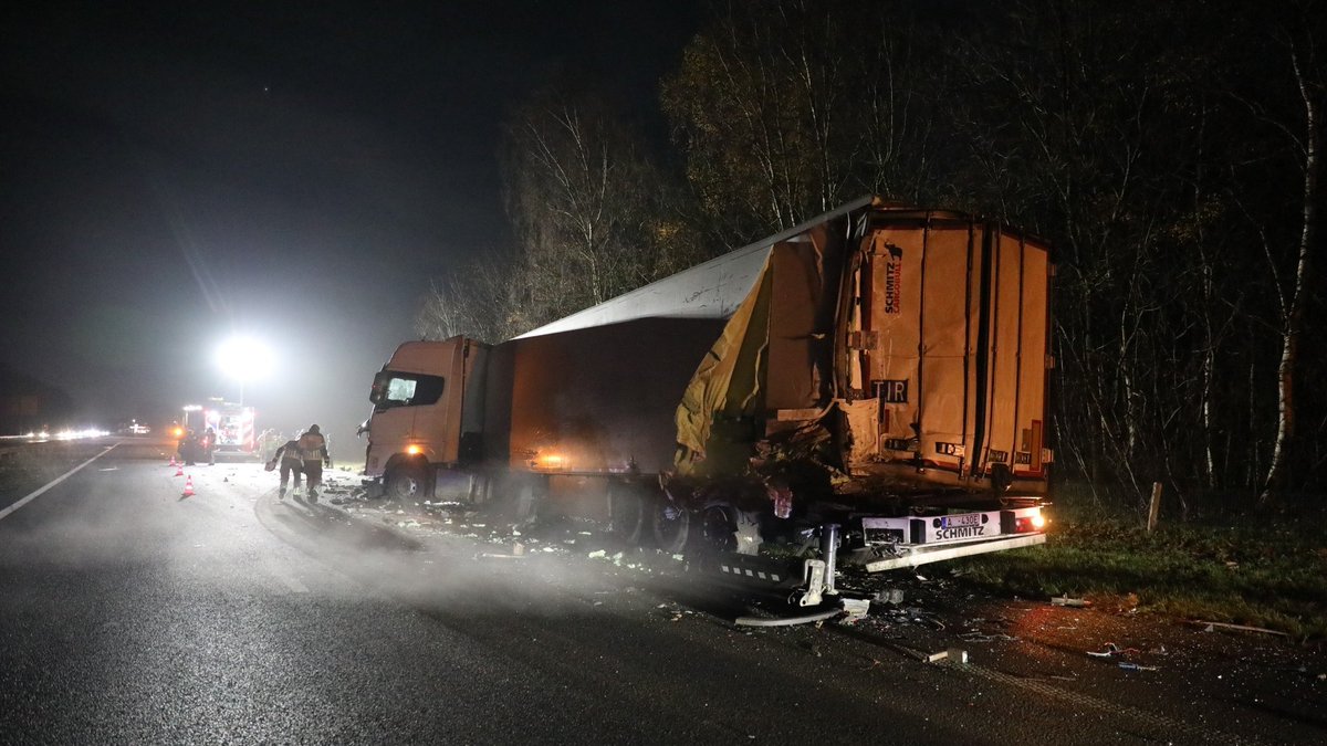 A58 bij Bergen op Zoom dicht na botsing tussen vrachtwagens