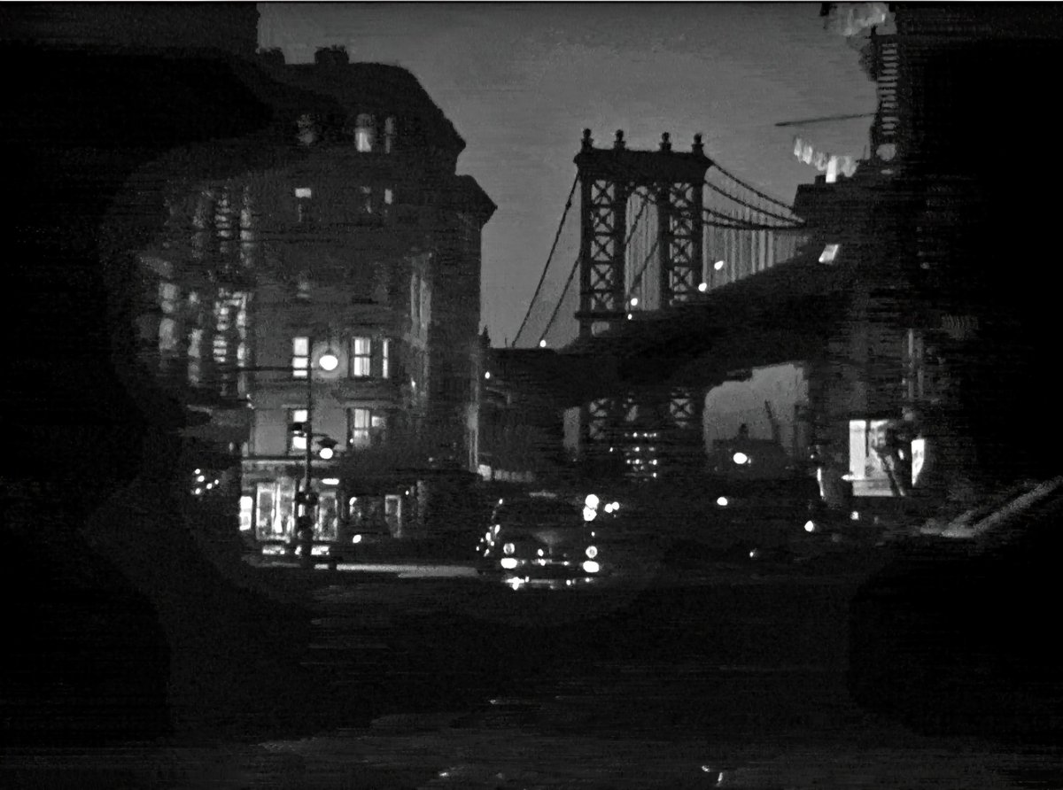 Al contrario q la mítica escena d Érase una vez en América, rodada en Brooklyn, en Al borde dl peligro, d Preminger, el esbelto puente d Manhattan es filmado desde la propia Gran Manzana.