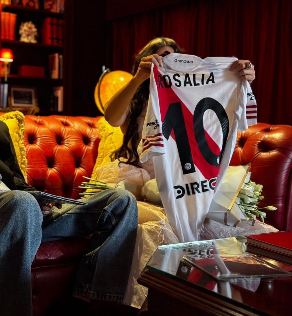 🐓 Rosalia y Charly Garcia, en modo River.

📸 <a href="/DiarioOle/">Diario Olé</a>