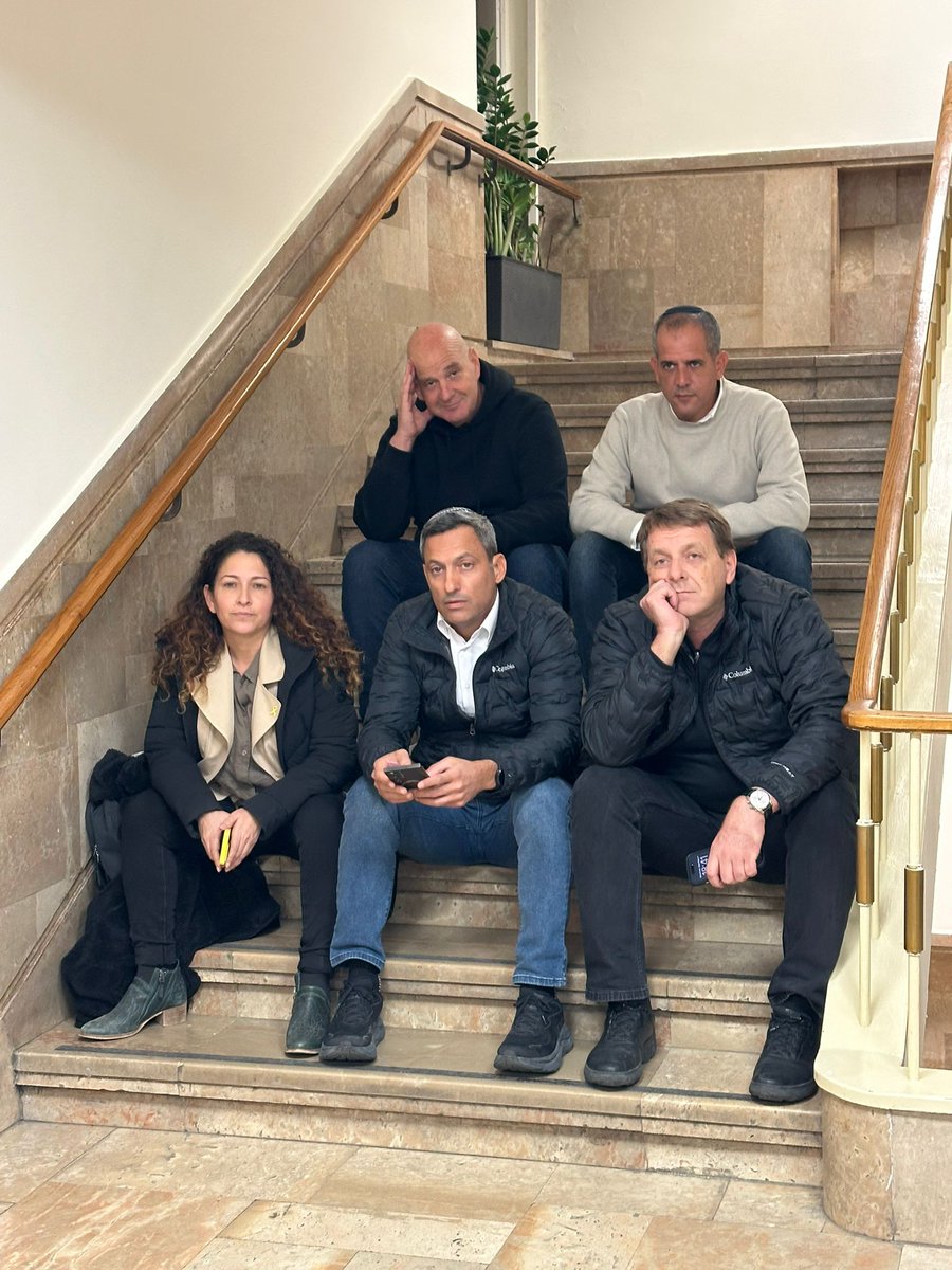 MatanTzuri's tweet photo. ראשי הרשויות של עוטף עזה מוחים הערב מול משרד רה"מ על הכוונה לקצץ בתקציבי "תקומה". מעניין בכל הסיפור הזה, איפה ראש מינהלת תקומה, אביעד פרידמן והשר אלקין האחראי על תקומה. זה לא אינטרס גם שלהם להיות שם ולתמוך? או שלא מתאים להסתכסך עם הראש. נפגוש אותם בפעם הבאה באיזה טקס נוצץ בעוטף https://t.co/WDuYtN6eSF