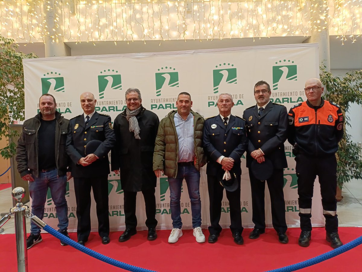 🤝 Dos de nuestros directivos, Rafa Escribano y Fernando de las Peñas, estuvieron presentes en el Acto Conmemorativo del Aniversario de la Constitución

📸 Junto al alcalde, Ramón Jurado, y miembros de Policía y Protección Civil

🤍💚 ¡Gracias por la invitación!

#SoydelaEscuela