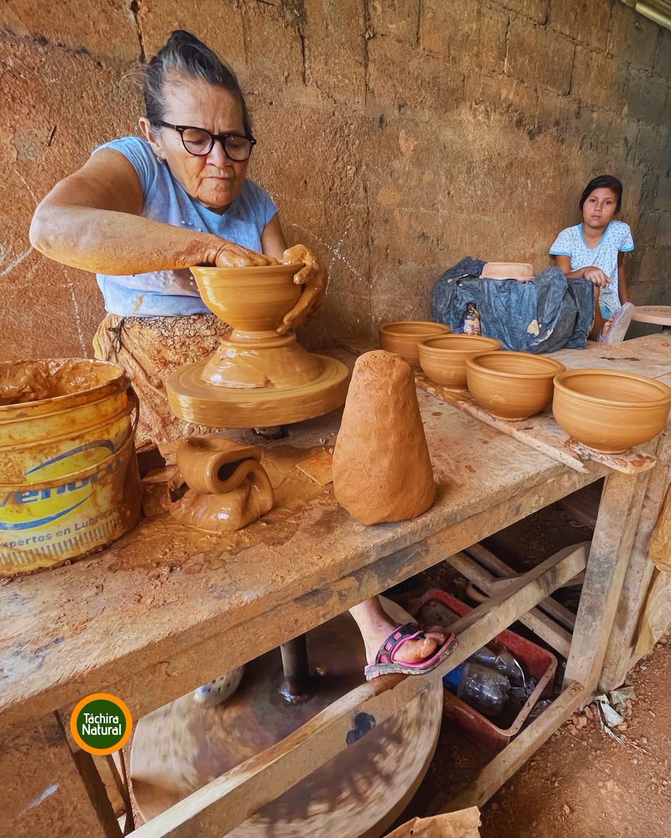 Cuesta $0,00 apoyar a una fotógrafa venezolana. 
 
Aquí están mis fotos: 1/2