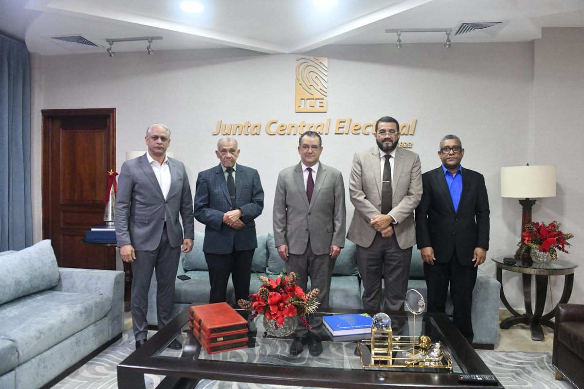 El presidente de la #JCE, Román Jáquez Liranzo (<a href="/RomnJquez/">Román Andrés Jáquez Liranzo</a>), junto a los directores de Cedulación, Américo Rodríguez (<a href="/americorod/">Américo Rodríguez</a>) e Informática, Johny Rivera, sostuvieron este jueves una reunión de trabajo con los pastores y presidente de la Batalla de la Fe (<a href="/LaBatalladeFe/">La Batalla de la Fe</a>),