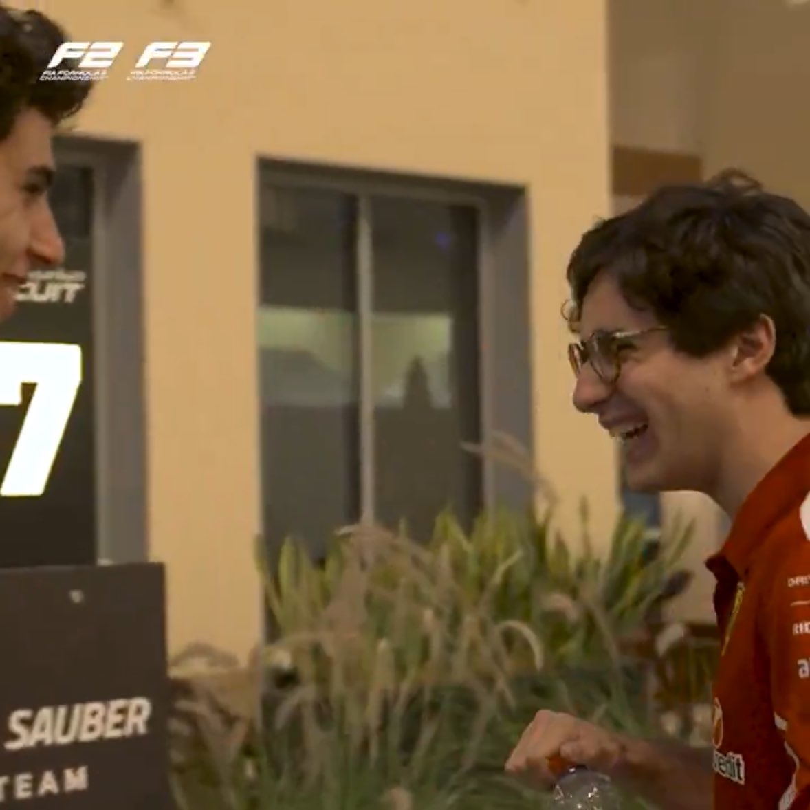 横顔スゲーセナっぽいんよな(ゆるい癖毛とか