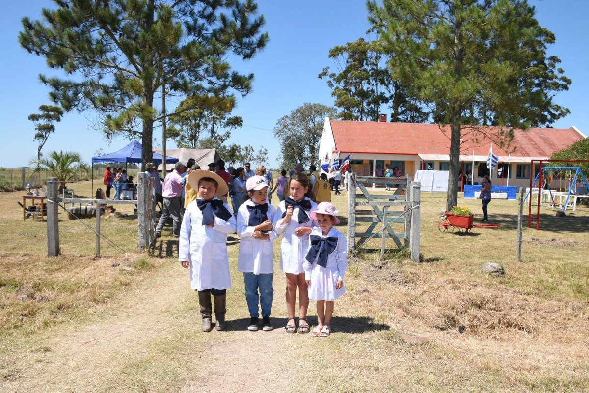La Escuela Rural N.° 74 de Costas de San Francisco, de Treinta y Tres, celebró hoy su acto de nominación como "Salvador Bello" junto a autoridades departamentales, de la <a href="/primaria_anep/">Dirección General de Educación Inicial y Primaria</a>, niñas, niños, docentes y familiares del homenajeado,  Salvador Bello.

<a href="/ANEP_Uruguay/">ANEP</a>