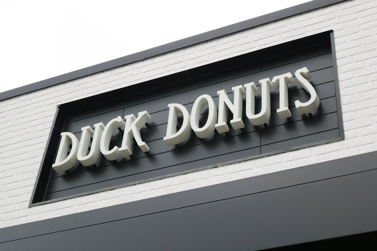 GooseCreekSC's tweet image. 🍩 Everyone knows that Goose Creek has incredible #donuts &amp;amp; another great option has opened! City officials welcomed Duck Donuts to Goose Creek with a ribbon-cutting on Thursday. The shop is in the Uptown development at Carnes Crossroads at 2463 N. Main St. #GooseCreekSC