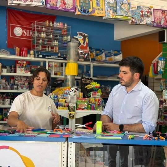 clarincom's tweet image. UN INTENDENTE RADICAL REDUCE TASAS Y TRÁMITES

El intendente de Venado Tuerto, Leonel Chiarella, anunció que su municipio eliminó, redujo o simplificó más de 150 trámites, tasas y sellados. La medida, impulsada por su administración, ya fue aprobada por el concejo deliberante de…