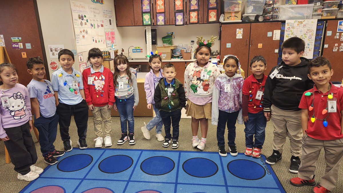 Day 1 of 12 days of Christmas and spotlighting character trait empathy by wearing bright, glitter, and lights! <a href="/HicksTigers/">Hicks Elementary</a> 
Dia 1 de 12 dias de Navidad y destacando el rasgo de empatia vistiendo de brillante, resplandeciente y luces!