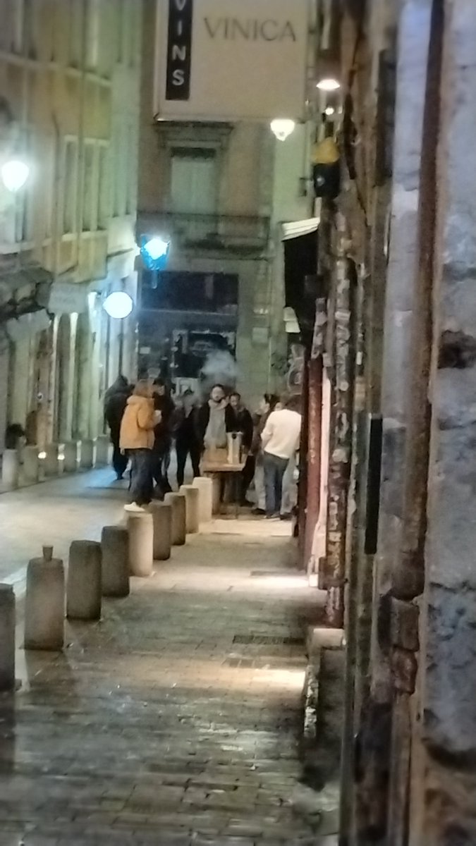 Aujourd'hui 4/12/2025 alternatibar sort le vin chaud sur l'espace public... Tout va bien