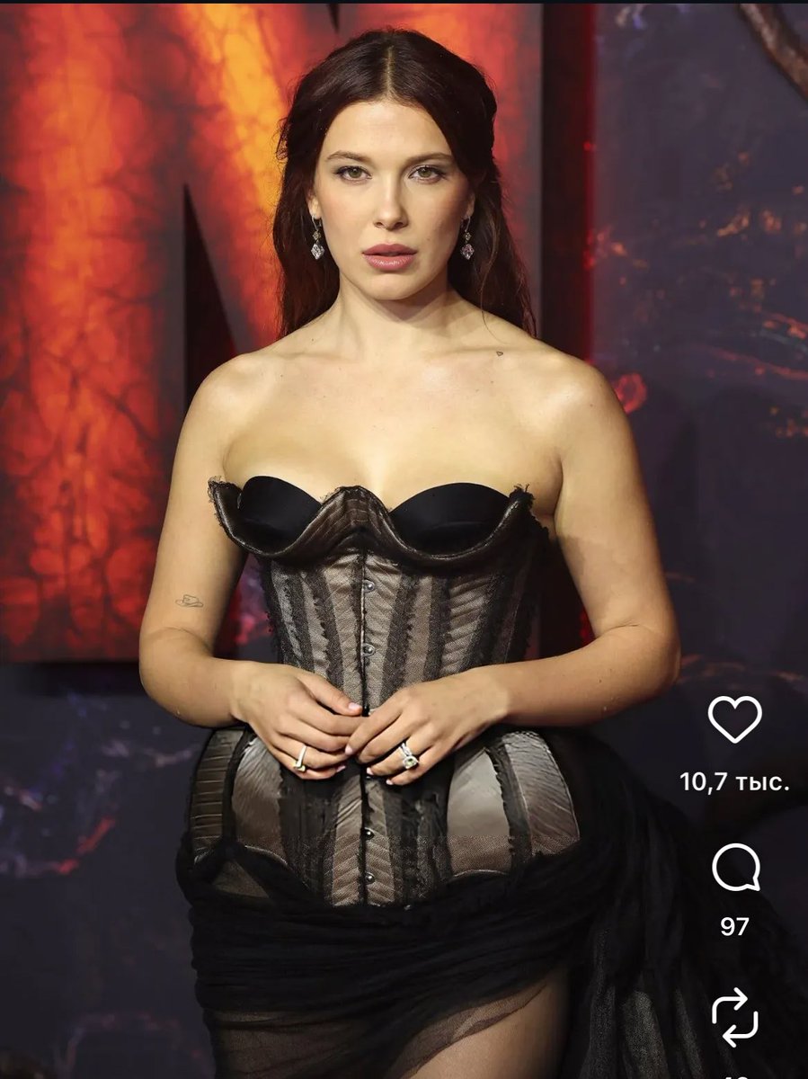 <a href="/mrmshka/">Мормы́шка фон Карма</a> Ashi Studio Couture Fall 2025.
Простите, но это платье ей не подходит от слово вообще. Она выглядит как полная служанка тайком меряет наряды свои хозяйки. 🤢