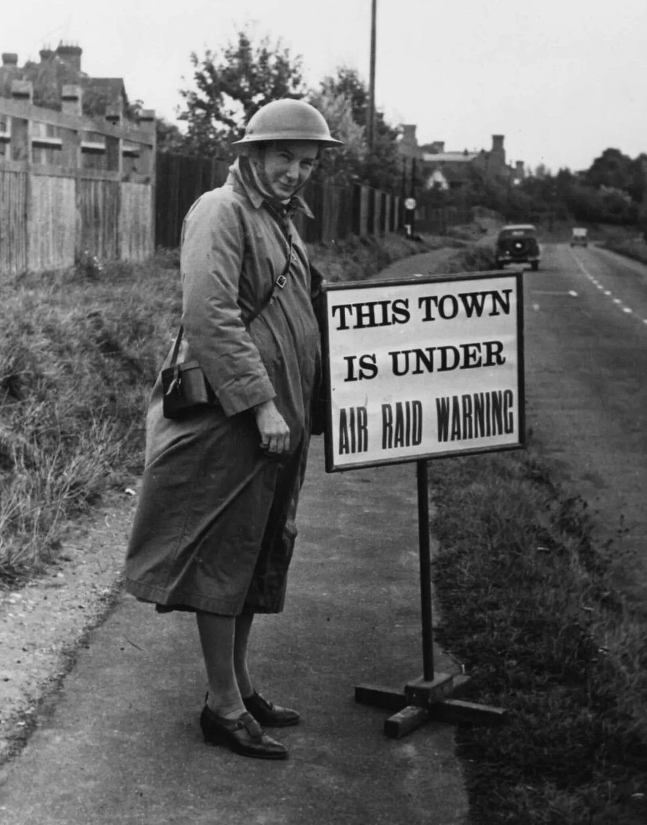 Nightly exodus from the cities
4th December 1940: The practice of 'trekking' out of town at night spreads across England as people are desperate to avoid the bombing raids
#OTD in #WW2 #History
open.substack.com/pub/ww2today/p…