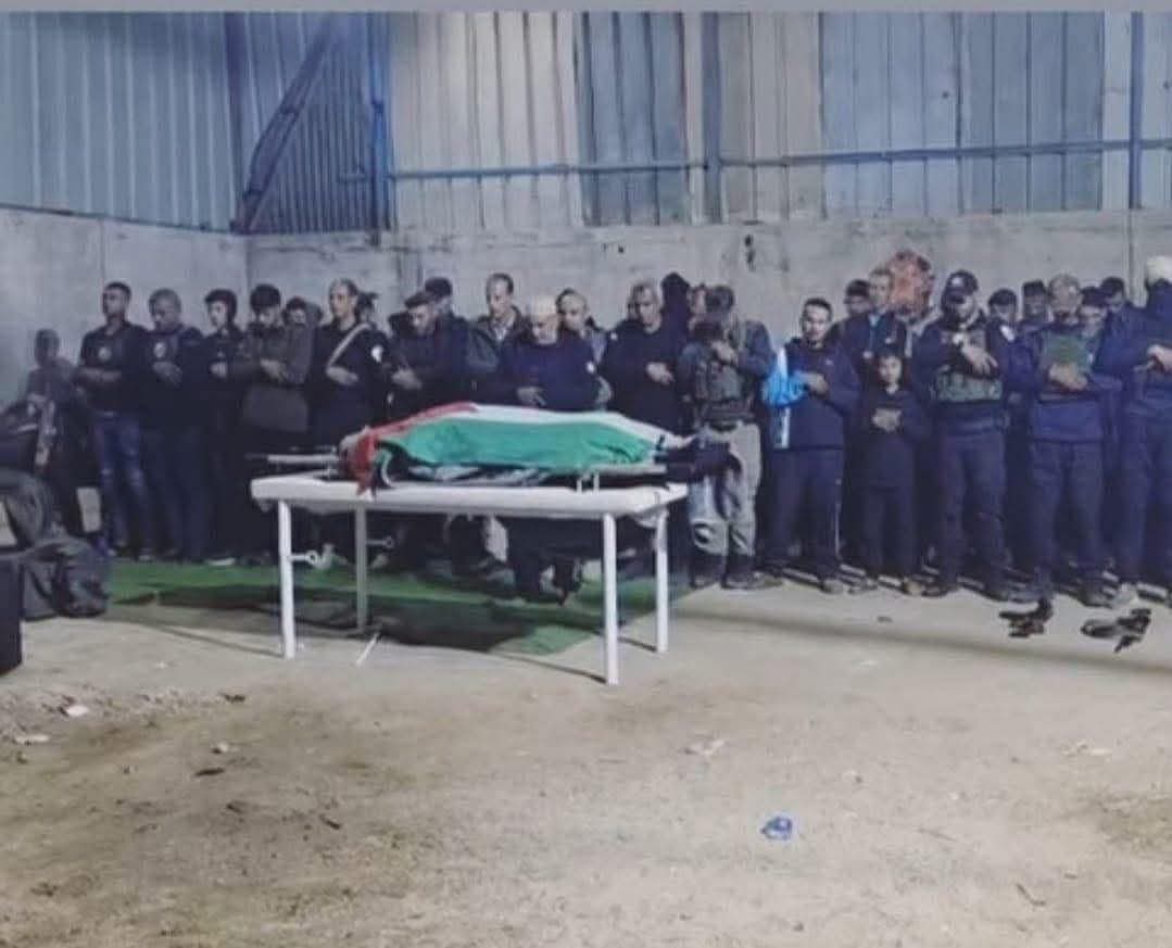 متداول يقال انها جنازة الخائن ياسر ابو شباب .. أشرف ما في الصورة علم فلسطين 
#فلسطین
#ياسر_ابو_شباب